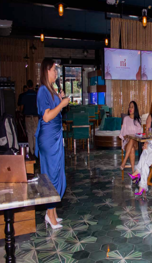 Mujer profesional presentando en evento de mujeres inversionistas