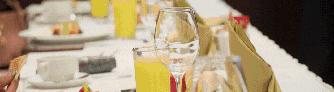 Mujeres profesionales en evento de networking